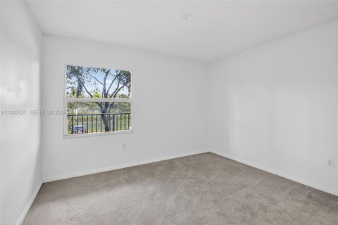 Condo in Pembroke Pines, Florida, 2 bedrooms  № 1991045 - photo 22