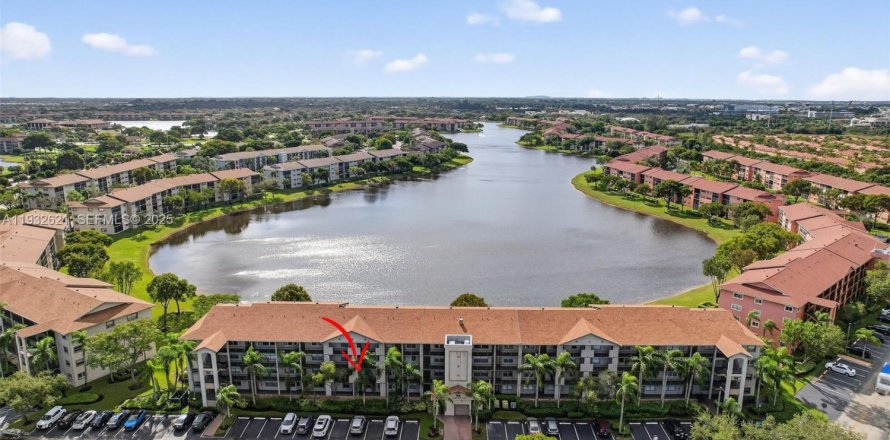 Condo in Pembroke Pines, Florida, 2 bedrooms  № 1991045