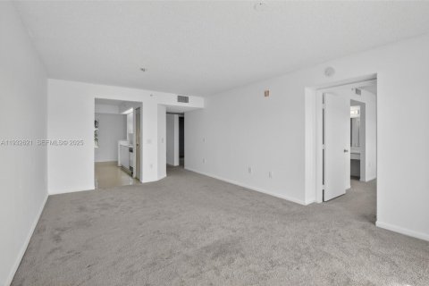 Condo in Pembroke Pines, Florida, 2 bedrooms  № 1991045 - photo 13