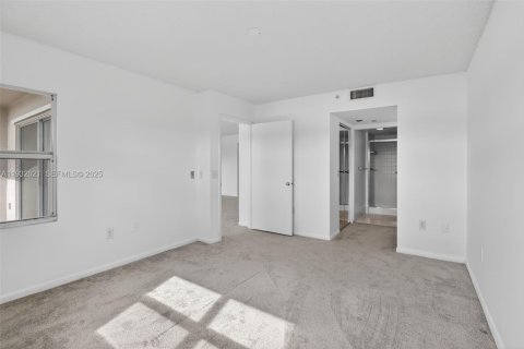 Condo in Pembroke Pines, Florida, 2 bedrooms  № 1991045 - photo 17