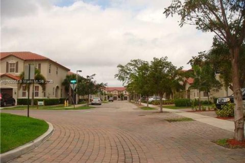 Townhouse in Miami, Florida 3 bedrooms, 161.93 sq.m. № 1953527 - photo 16