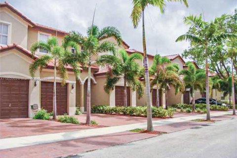 Townhouse in Miami, Florida 3 bedrooms, 161.93 sq.m. № 1953527 - photo 2