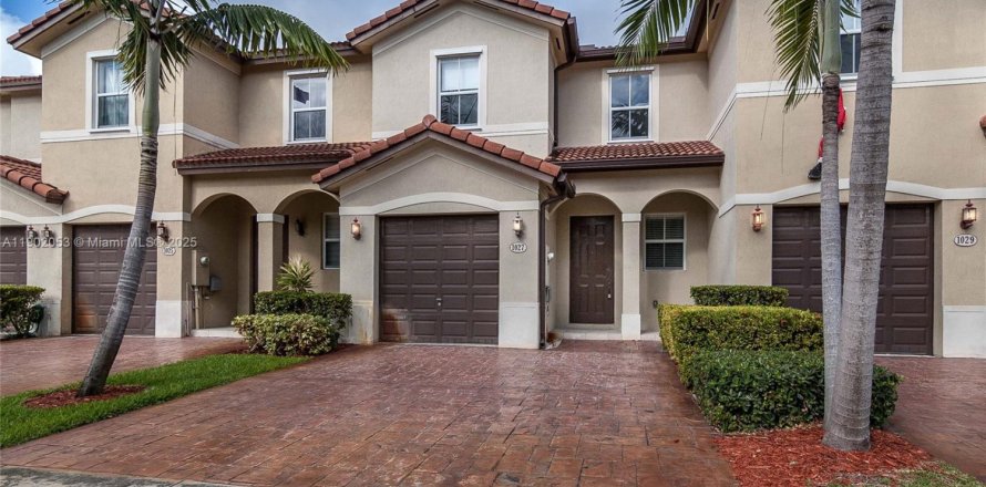 Townhouse in Miami, Florida 3 bedrooms, 161.93 sq.m. № 1953527