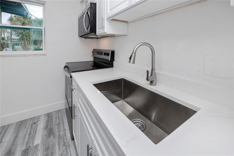 House in Saint Petersburg, Florida 2 bedrooms, 84.73 sq.m. № 2103377 - photo 10