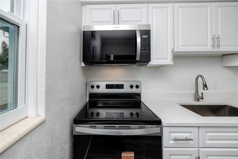 House in Saint Petersburg, Florida 2 bedrooms, 84.73 sq.m. № 2103377 - photo 13