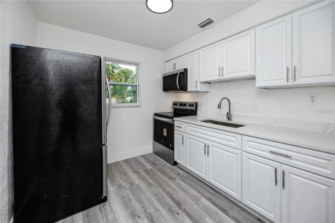 House in Saint Petersburg, Florida 2 bedrooms, 84.73 sq.m. № 2103377 - photo 9