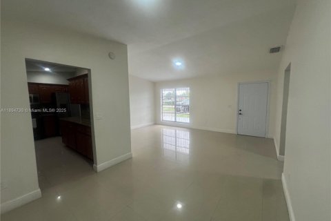 Casa en alquiler en Homestead, Florida, 4 dormitorios, 136.75 m2 № 1949225 - foto 2