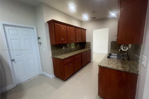 Casa en alquiler en Homestead, Florida, 4 dormitorios, 136.75 m2 № 1949225 - foto 9