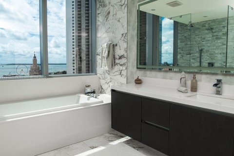 Condo in Miami, Florida, 3 bedrooms  № 2018983 - photo 12