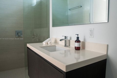 Condo in Miami, Florida, 3 bedrooms  № 2018983 - photo 17