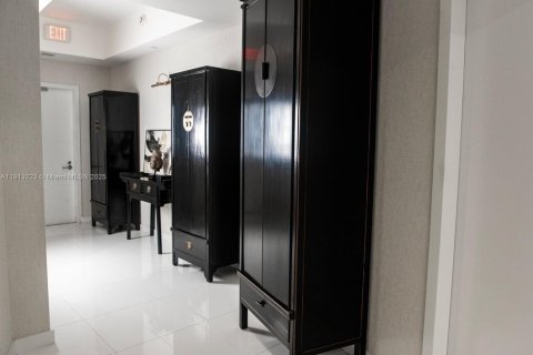 Condo in Miami, Florida, 3 bedrooms  № 2018983 - photo 22