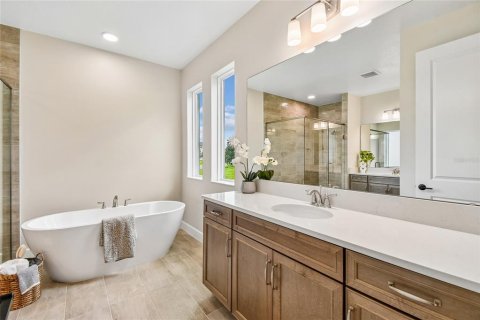 House in Apopka, Florida 5 bedrooms, 323.76 sq.m. № 2237184 - photo 12