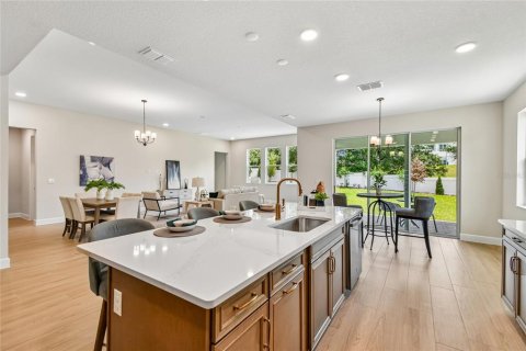 House in Apopka, Florida 5 bedrooms, 323.76 sq.m. № 2237184 - photo 6