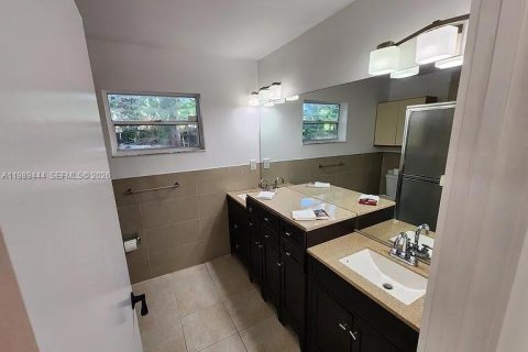 Villa ou maison à vendre à Miami, Floride: 3 chambres, 126.72 m2 № 2058111 - photo 13