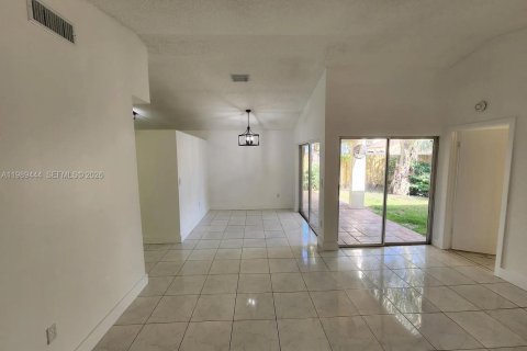 Villa ou maison à vendre à Miami, Floride: 3 chambres, 126.72 m2 № 2058111 - photo 2