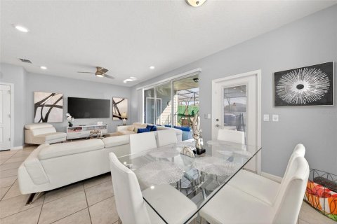 Townhouse in Davenport, Florida 5 bedrooms, 211.91 sq.m. № 2145374 - photo 9