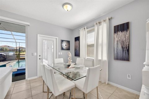Townhouse in Davenport, Florida 5 bedrooms, 211.91 sq.m. № 2145374 - photo 15