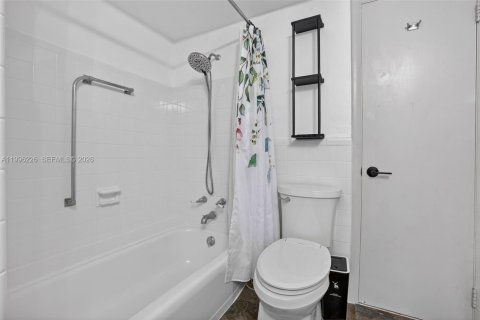 Condominio en alquiler en Bal Harbour, Florida, 1 dormitorio, 60.39 m2 № 2058224 - foto 11