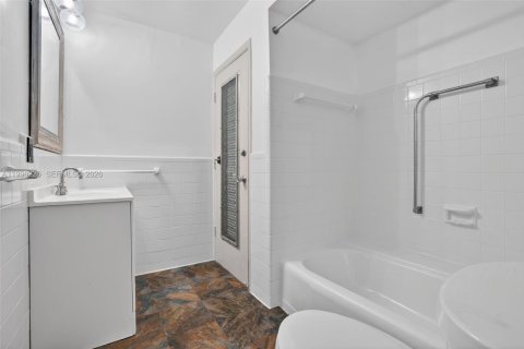 Condominio en alquiler en Bal Harbour, Florida, 1 dormitorio, 60.39 m2 № 2058224 - foto 9