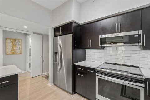 Condo in Tampa, Florida, 2 bedrooms  № 2291411 - photo 7