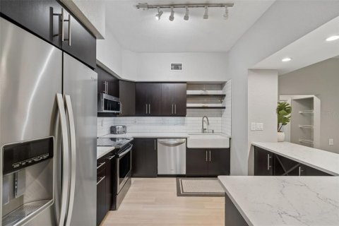 Condo in Tampa, Florida, 2 bedrooms  № 2291411 - photo 9