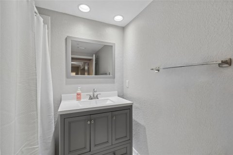 Condo in Tampa, Florida, 2 bedrooms  № 2291411 - photo 24