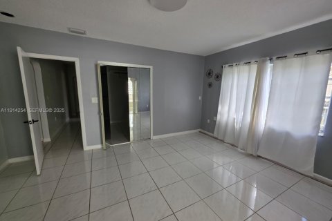 Снять в аренду виллу или дом в Майами, Флорида 3 спальни, 235.69м2, № 1969915 - фото 21