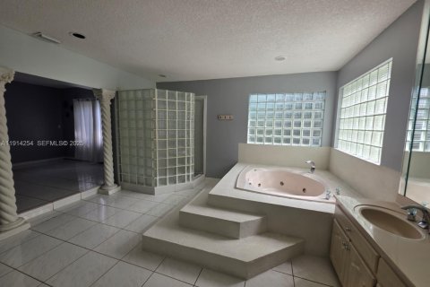 Снять в аренду виллу или дом в Майами, Флорида 3 спальни, 235.69м2, № 1969915 - фото 20