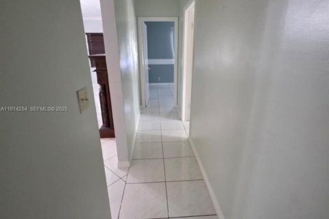 Снять в аренду виллу или дом в Майами, Флорида 3 спальни, 235.69м2, № 1969915 - фото 12