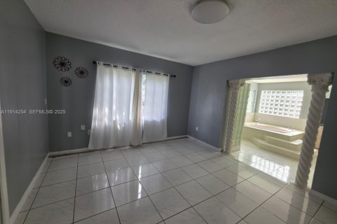 Снять в аренду виллу или дом в Майами, Флорида 3 спальни, 235.69м2, № 1969915 - фото 18