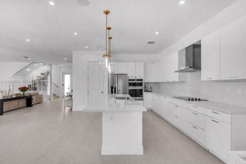 Villa ou maison à vendre à Doral, Floride: 4 chambres, 319.21 m2 № 2055898 - photo 2