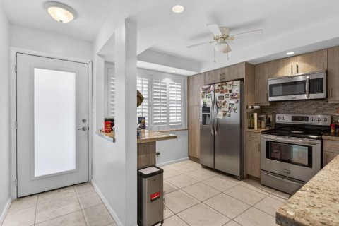 Condo in Coconut Creek, Florida, 2 bedrooms  № 2242633 - photo 2