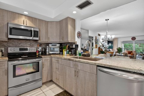 Condo in Coconut Creek, Florida, 2 bedrooms  № 2242633 - photo 4