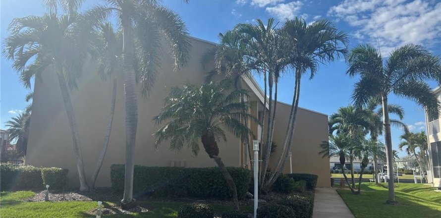 Condo in Punta Gorda, Florida, 2 bedrooms № 2111650