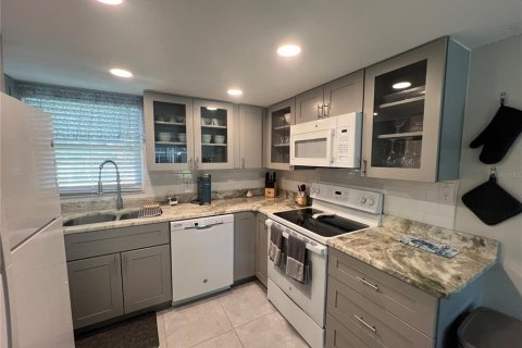 Condo in Punta Gorda, Florida, 2 bedrooms № 2111650 - photo 11