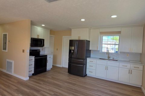 House in Okeechobee, Florida 3 bedrooms, 93.65 sq.m. № 2083139 - photo 4