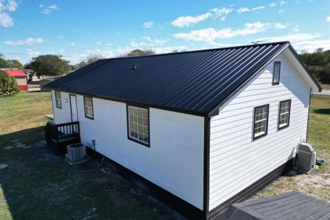 House in Okeechobee, Florida 3 bedrooms, 93.65 sq.m. № 2083139 - photo 2