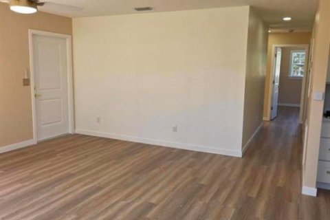 House in Okeechobee, Florida 3 bedrooms, 93.65 sq.m. № 2083139 - photo 6