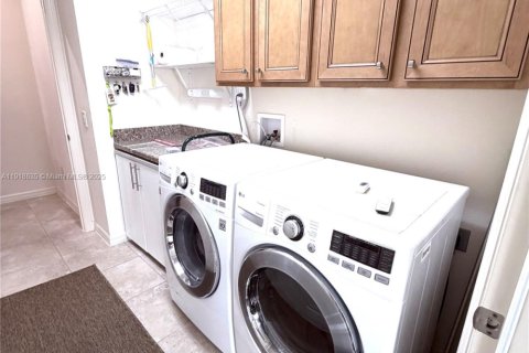 House in The Villages, Florida 3 bedrooms, 177.44 sq.m. № 1972032 - photo 20