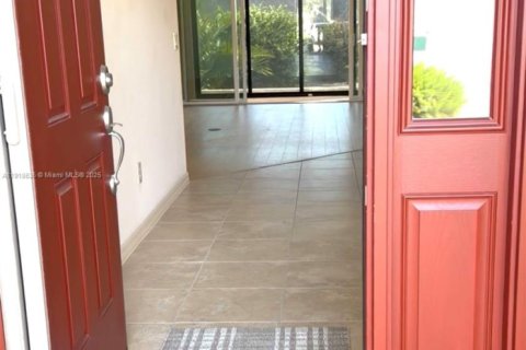 House in The Villages, Florida 3 bedrooms, 177.44 sq.m. № 1972032 - photo 5