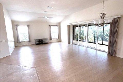 House in The Villages, Florida 3 bedrooms, 177.44 sq.m. № 1972032 - photo 30