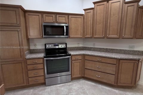 House in The Villages, Florida 3 bedrooms, 177.44 sq.m. № 1972032 - photo 13