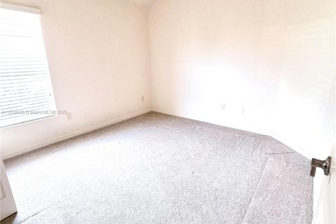 House in The Villages, Florida 3 bedrooms, 177.44 sq.m. № 1972032 - photo 9