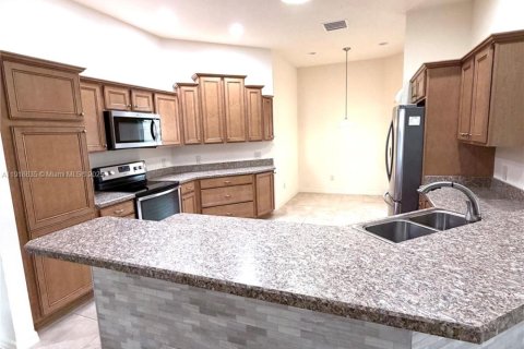 House in The Villages, Florida 3 bedrooms, 177.44 sq.m. № 1972032 - photo 27