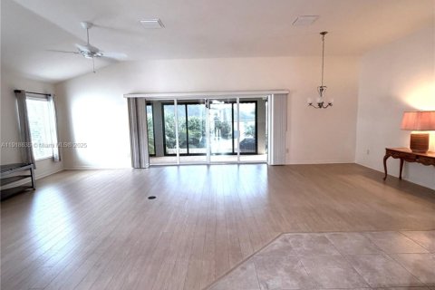 House in The Villages, Florida 3 bedrooms, 177.44 sq.m. № 1972032 - photo 6