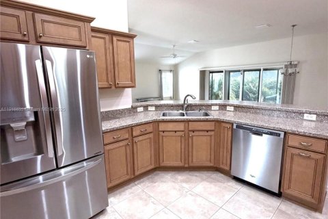 House in The Villages, Florida 3 bedrooms, 177.44 sq.m. № 1972032 - photo 24