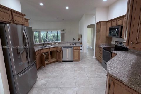 House in The Villages, Florida 3 bedrooms, 177.44 sq.m. № 1972032 - photo 29