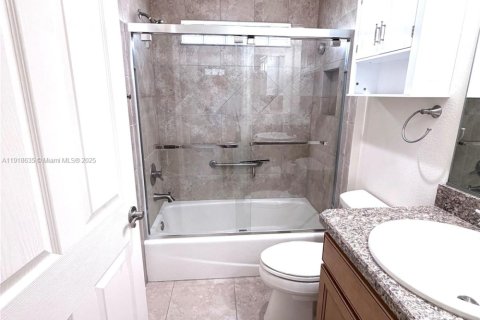 House in The Villages, Florida 3 bedrooms, 177.44 sq.m. № 1972032 - photo 19