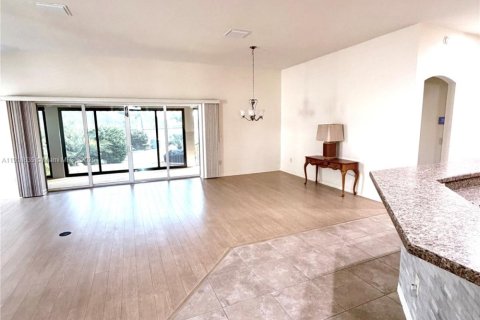 House in The Villages, Florida 3 bedrooms, 177.44 sq.m. № 1972032 - photo 23