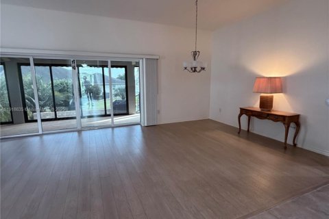 House in The Villages, Florida 3 bedrooms, 177.44 sq.m. № 1972032 - photo 14